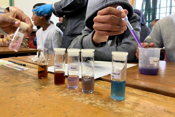 Dietrich Moravian Primary School visit by UCT Chemists