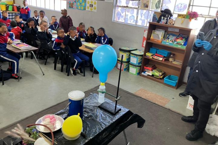 Eastville Primay School visit by UCT Chemistry