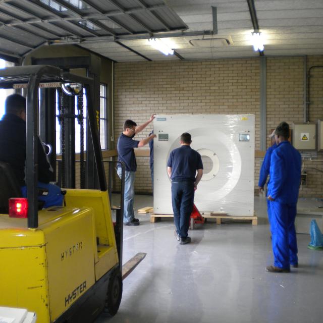 HR++ being unloaded at the PEPT Cape Town laboratory