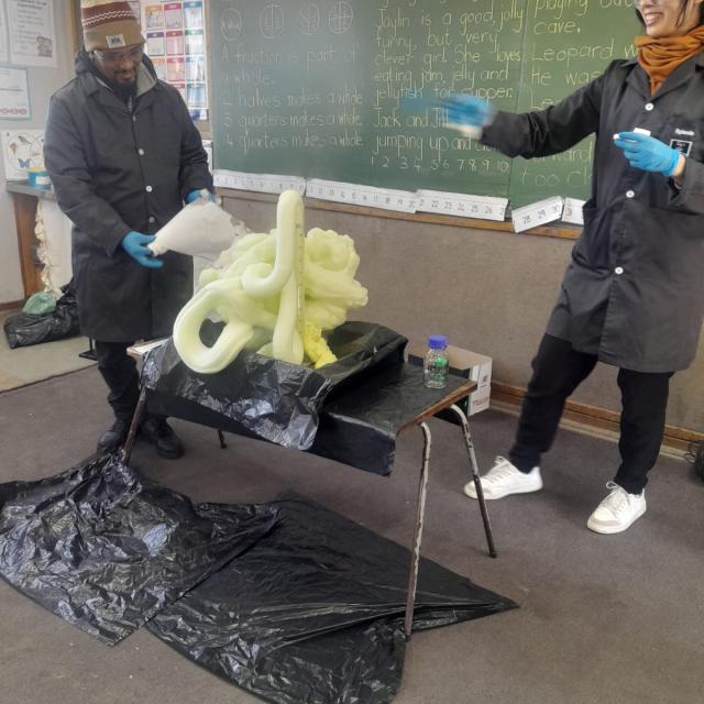 Eastville Primay School visit by UCT Chemistry